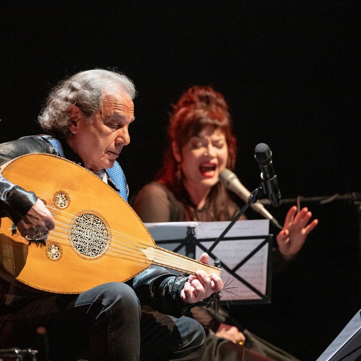 Rabih Abou Khalil an der Oud, im Hintergrund singt Elina Duni